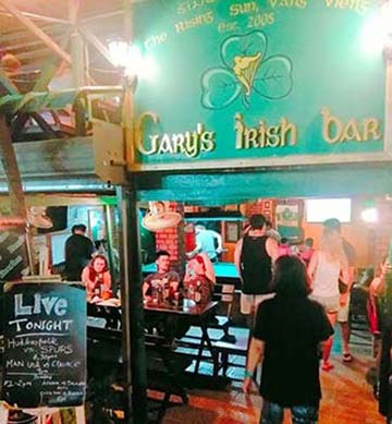 Gary's Irish Bar at night